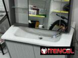 Lavamanos y espejo de baño