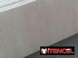 Planchas, rodapié y losas de mármol color crema de muy buen material