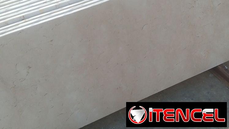 Planchas, rodapié y losas de mármol color crema de muy buen material