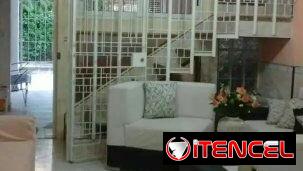 Vendo casa habilitada para rentar de 4 habitaciones, 4 baños y garaje cerca de la Ciudad Deportiva.