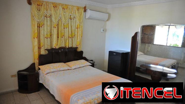 Se renta casa de 7 habitaciones con piscina en Guanabo a 6 cuadras de la playa.54026428