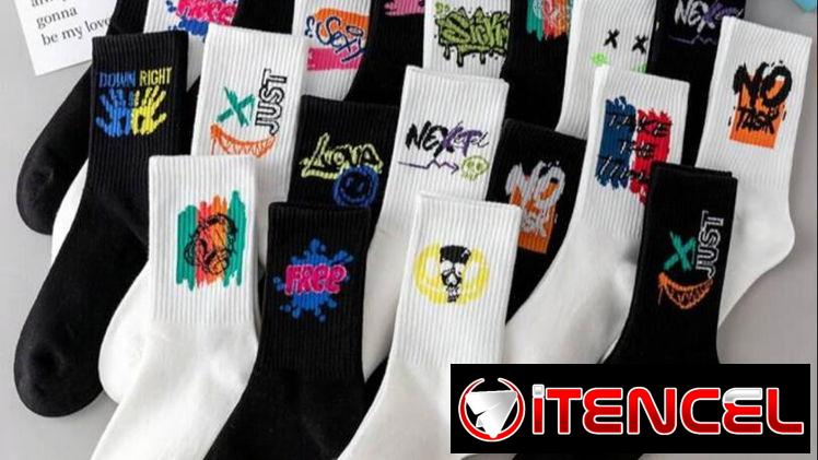 Medias blancas y negras con dibujos