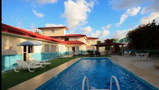 Casa de renta (de lujo) en el reparto Siboney , con piscina grande con recirculación, 8 habitaciones +53 52463651 O