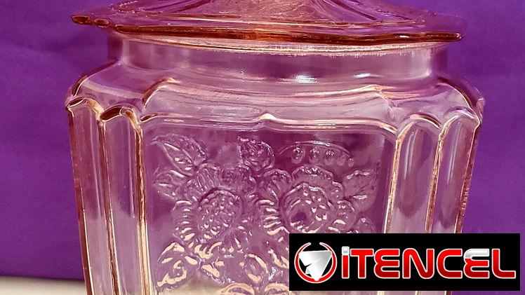 Bombonera rosa de cristal antiguo.