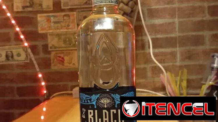 Aguardiente Black Tears y muchas botellas más
