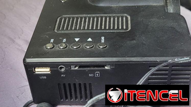 Proyector es a color.pero antiguo