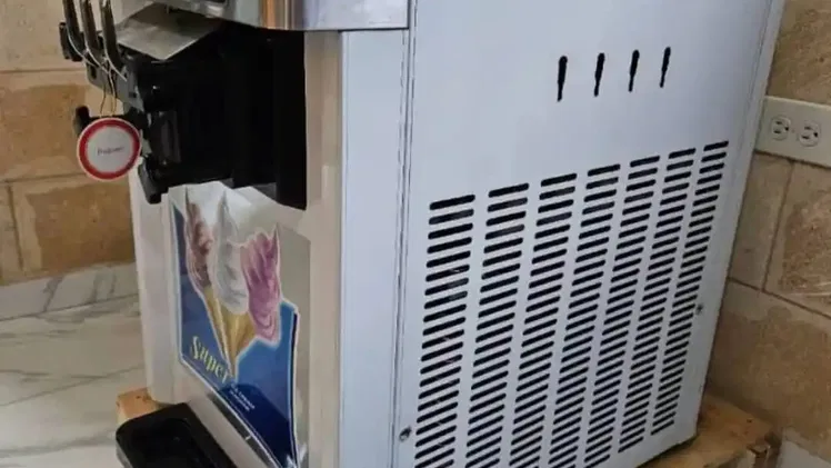SE VENDE Maquina de hacer helado Industrial Focustar PRECIO: 2600 USD