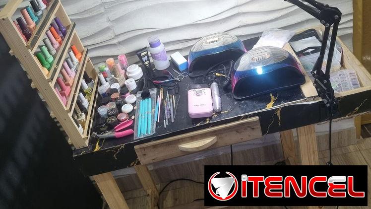 Mesa de Uñas con máquina recargable y 2 lámparas de corriente etc..