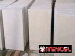 Planchas, rodapié y losas de mármol color crema de muy buen material
