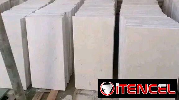 Planchas, rodapié y losas de mármol color crema de muy buen material