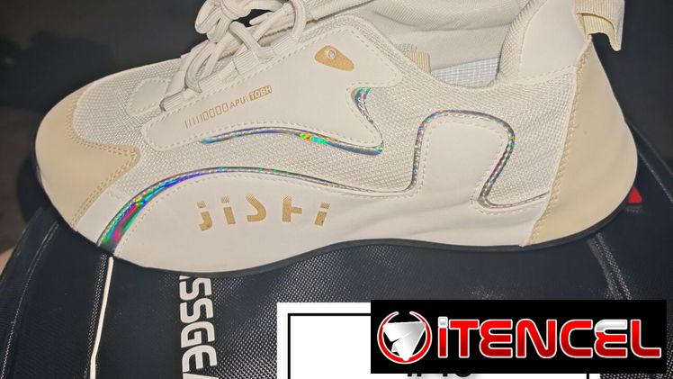 Se venden estos tenis nuevos número 39 y 43 en 8mil cup