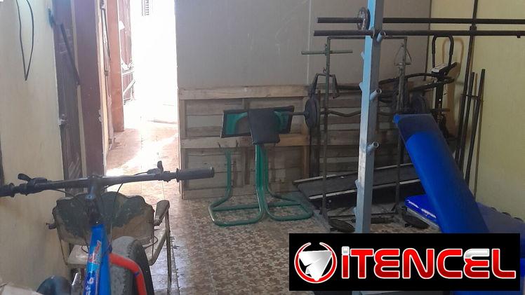 Se vende mini gimnasio(banco de press, + 300lb en pesos, predicador, banco de abdominales, caminadora, polea y más