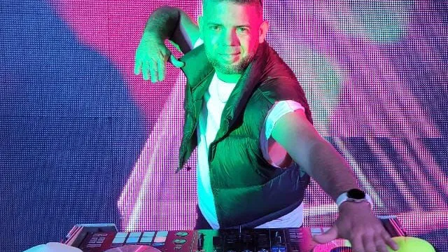 DJ SPANGLISH RENTA DE LUCES CABEZAS MOVILES CON TRANSPORTE DISPONIBLE, PARA TODO TIPO DE EVENTOS (Kinetica)