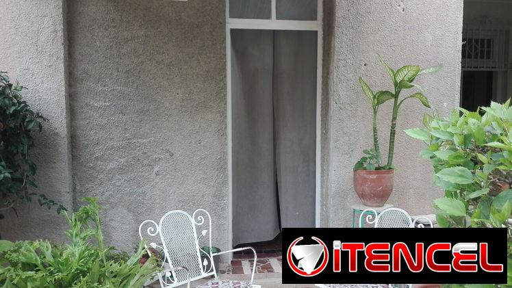 Se renta apto independiente de una habitación en bajos en el vedado. 54026428