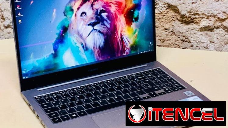 Samsung Core i3.10ma generación.Doble disco duro.uno de 128 SSD más otro de 1000 gigas 1 Tera HDD.La batería dura 3 hora