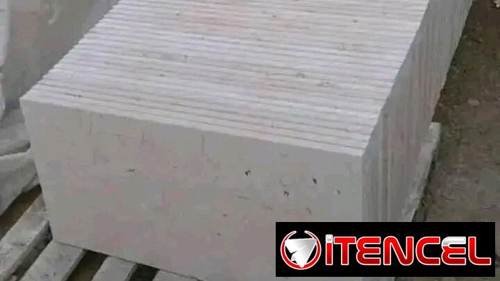 Planchas, rodapié y losas de mármol color crema de muy buen material