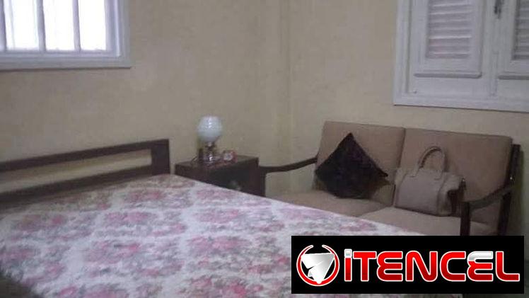 Excelente apartamento muy cerca de calzada y 12 en el vedado.  Ubicado en el primer piso de un edificio de los año’ 50 .