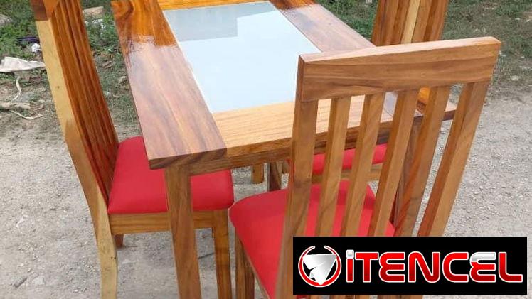 Mesa con Sillas Barnizadas