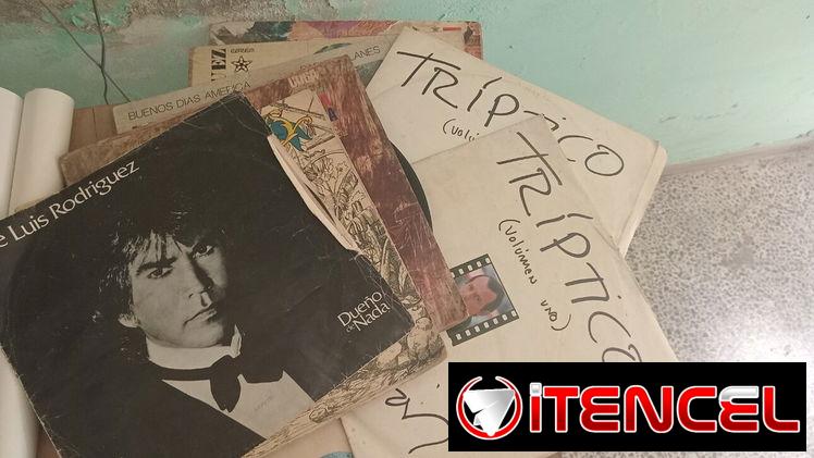 Vendo discos de pasta long play y de 45 rpm.
