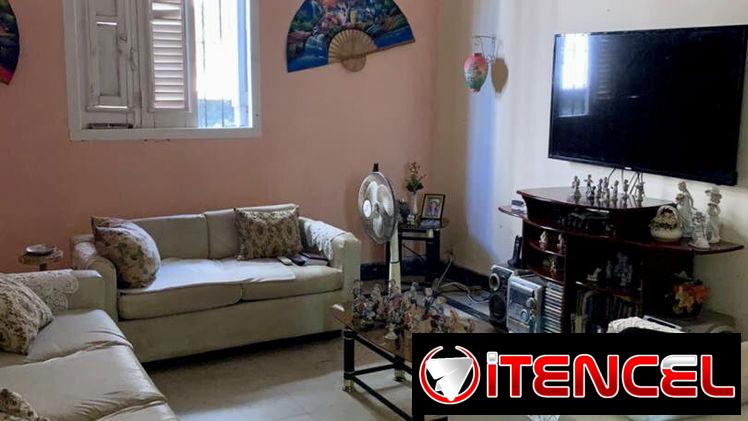 Casa a la venta en planta baja con un espacioso patio, garaje Privado a pocos metros de 13 y 68