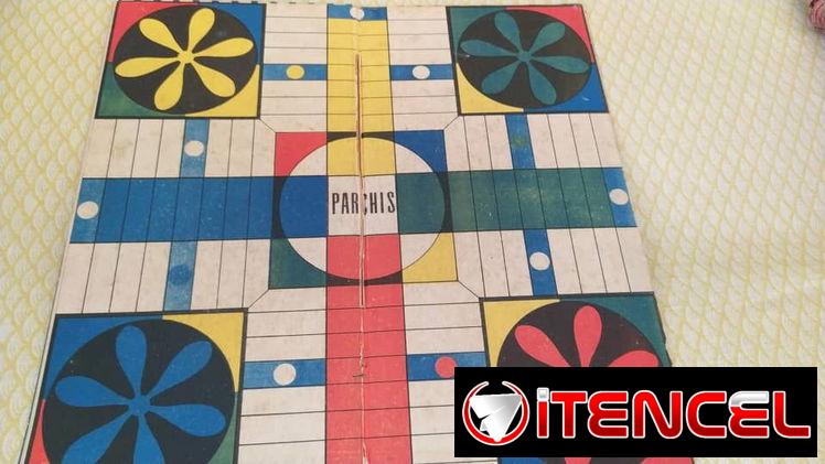 TABLERO DE CARTÓN PARA JUGAR PARCHIS. 200 CUP. BUEN ESTADO DE CONSERVACIÓN Y NO TIENE FICHAS NI DADOS, SOLO VENDO EL CAR