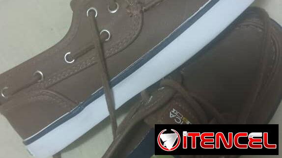 Zapatos de niño nuevos