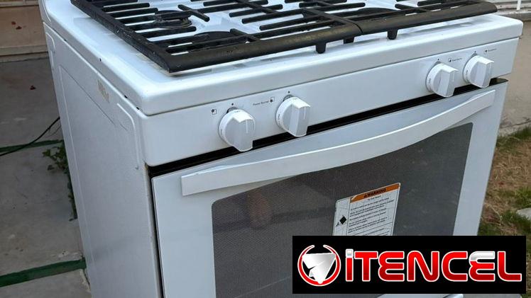 Se vende cocina de gas, marca americana Whirlpool. Tiene 4 hornillas, horno eléctrico (no funciona en este momento). Est