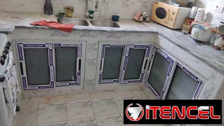 Bajos de meseta en aluminio y cristales. Closet de espejos. Mamparas de baños. Puertas de exteriores y interiores