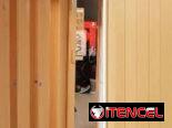 Espejo. Puerta. Cubiertos