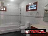 Casa independiente con piscina en terreno de 2mil m²