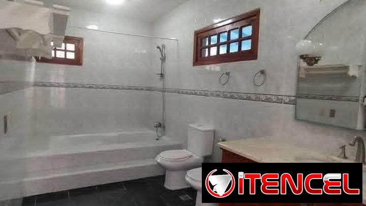 Casa independiente con piscina en terreno de 2mil m²