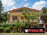 Exclusiva propiedad en renta con piscina y salida marina hemingway