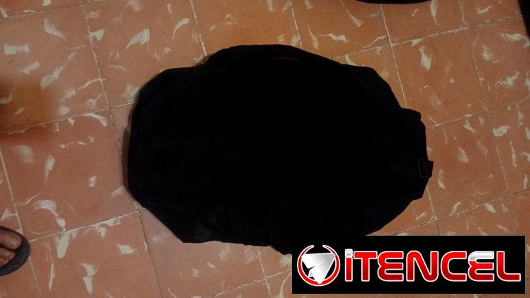 Maletines color negro de lona con interior impermeabilizado. Con zippers. Jaimanitas, playa.