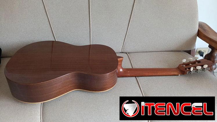 Se vende guitarra clasica marca Alhambra .