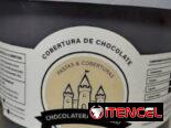 Cobertura de chocolate oscuro y blanco y pasta dulce