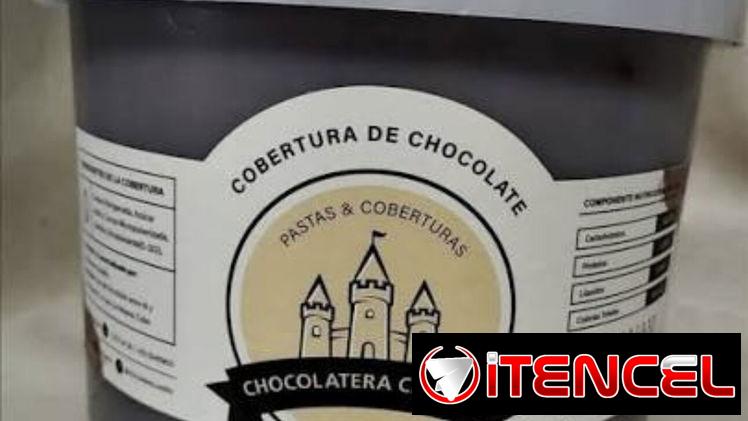 Cobertura de chocolate oscuro y blanco y pasta dulce