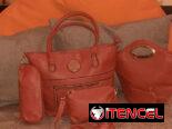 Carteras con monederos y bolsos pequeños.