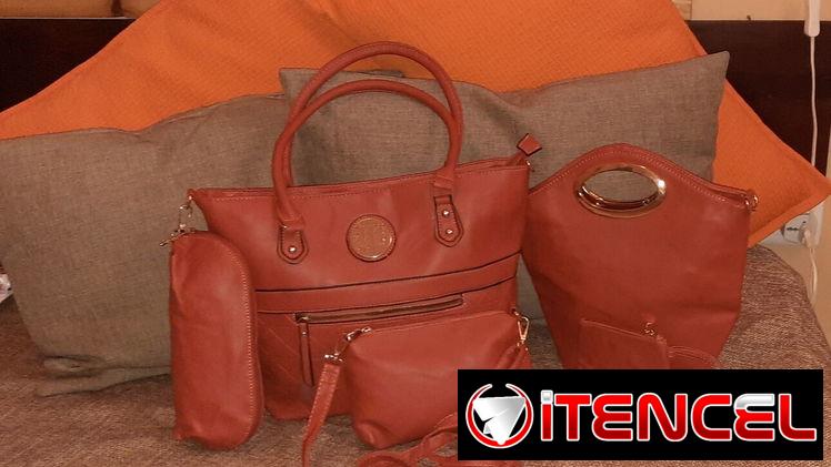 Carteras con monederos y bolsos pequeños.