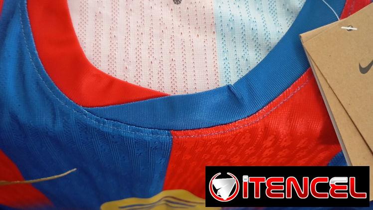 Camisa del FC Barcelona versión de local equipación roja y azul . temporada actual 25/26 .Talla L