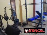 Se vende mini gimnasio(banco de press, + 300lb en pesos, predicador, banco de abdominales, caminadora, polea y más