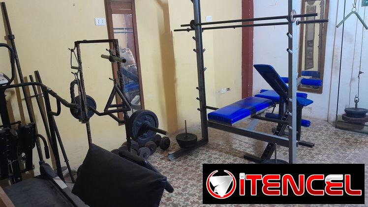 Se vende mini gimnasio(banco de press, + 300lb en pesos, predicador, banco de abdominales, caminadora, polea y más