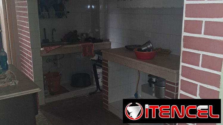 Rento apartamento de dos cuartos en Lawton.