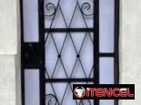 Montaje de acrílico en puertas y ventanas