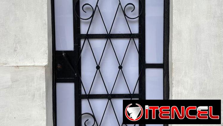 Montaje de acrílico en puertas y ventanas