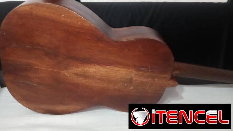 Se vende guitarra clásica es bastante antigua pero tiene mantenimiento reciente aplicado tengo mensajería