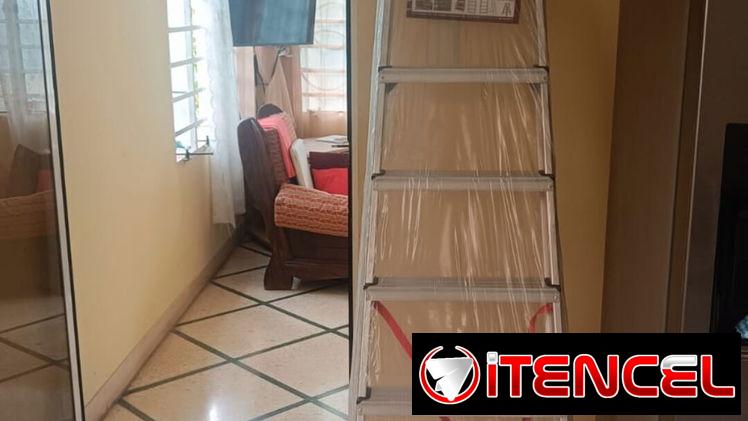 115 usd o 100 euros Escalera de tijera de aluminio con bandeja mide 2.30m cerrada y 2.18m abierta excelente calidad