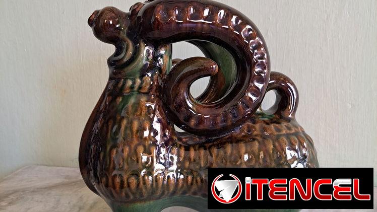 SE VENDE ESCANCIADOR DE VINO EN FORMA DE CABRA DE CERÁMICA ANTIGUA. PERFECTAS CONDICIONES