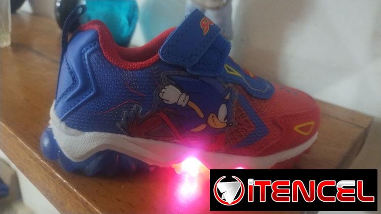 Tenis de niño nuevo