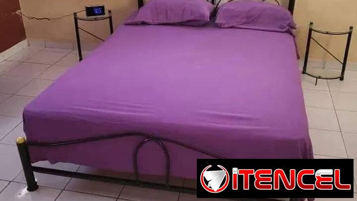 Cama camera o 3/4 con mesas de noche, colchón de muelles y 2 almohadas. Entrega a domicilio gratis en toda la habana.