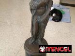 Estatuilla de bronce con base de mármol negro